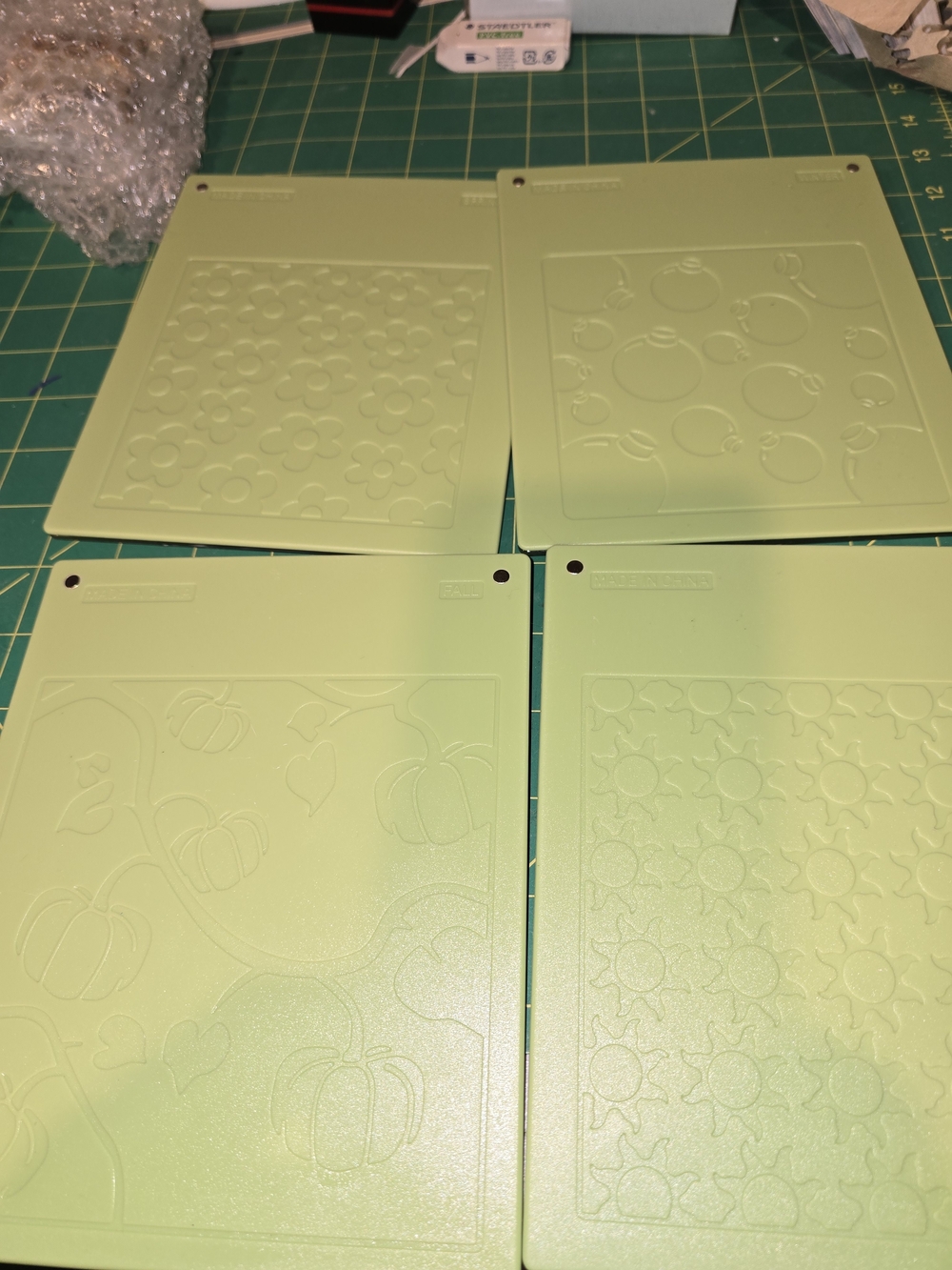 Fiskars Spring Embossing Plate Set - Green - Picture 3 of 3
